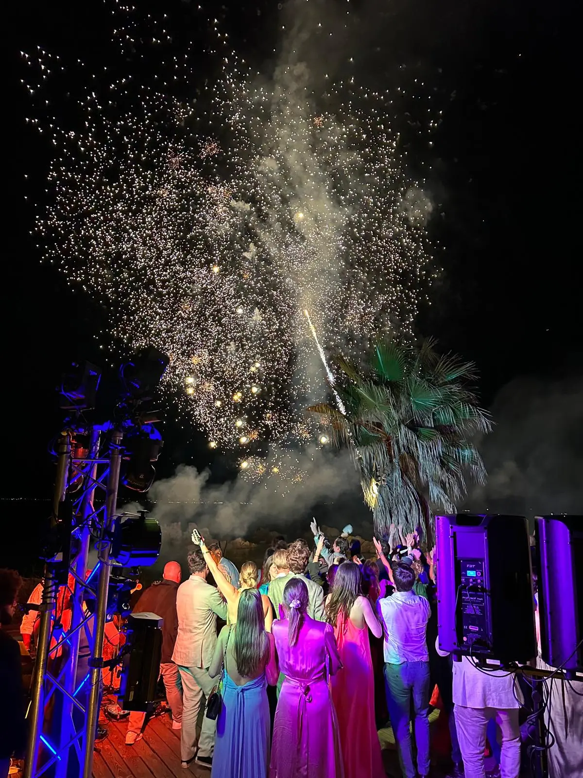 éclairage avec une prestation lors d'un mariage avec music event en corse