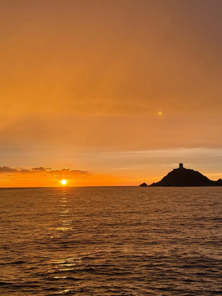 Couché de soleil en Corse lors d'une prestation DJ mariage.