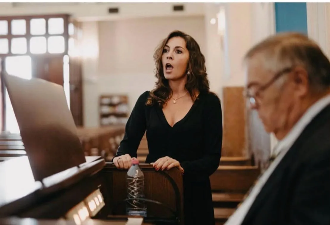 Chanteuse lyrique accompagnée par l’organiste pendant une cérémonie religieuse dans une église en Corse