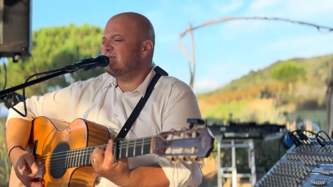 Le chanteur et guitariste du groupe corse, en concert au coucher du soleil
