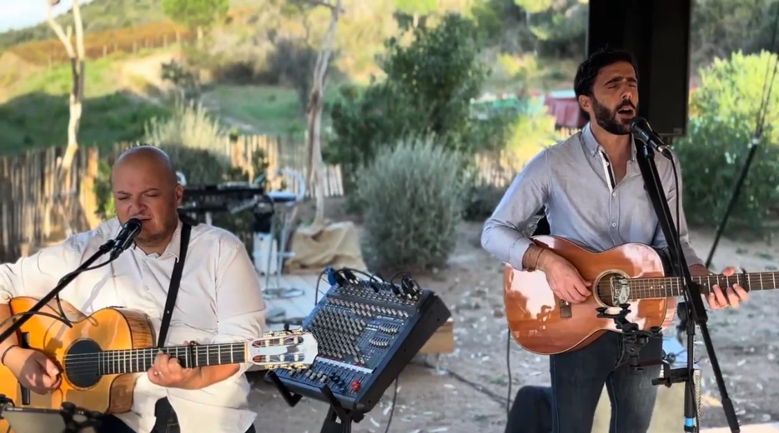 Les deux chanteurs guitaristes du groupe, en concert en plein air